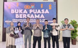 Kapolres Natuna ketika bersama sama Ormas dan insan pres ketika selesai berbuka puasa bersama.