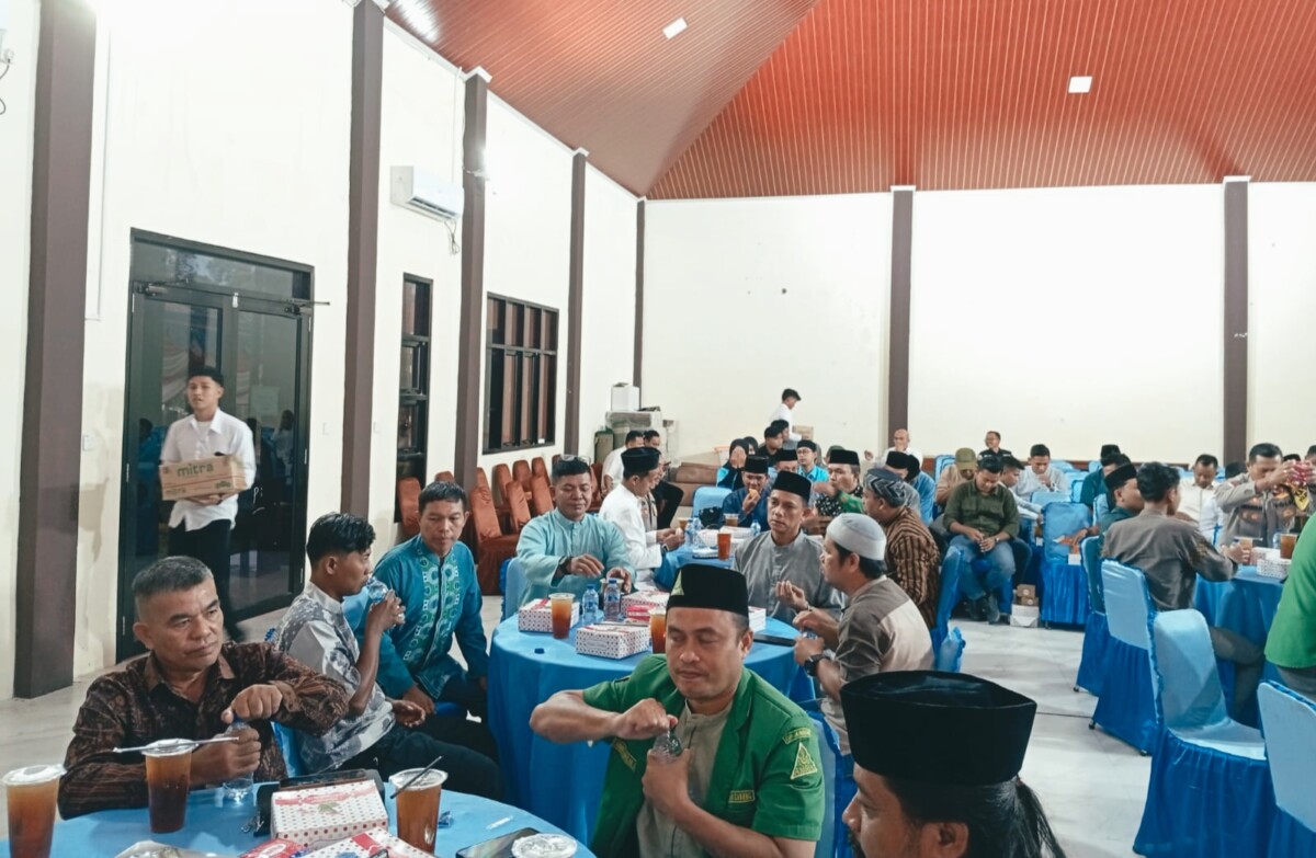 Suasana ketika berbuka puasa bersama sama, tampak hadir Ormas dan Insan Pers dari IWOI Natuna. 