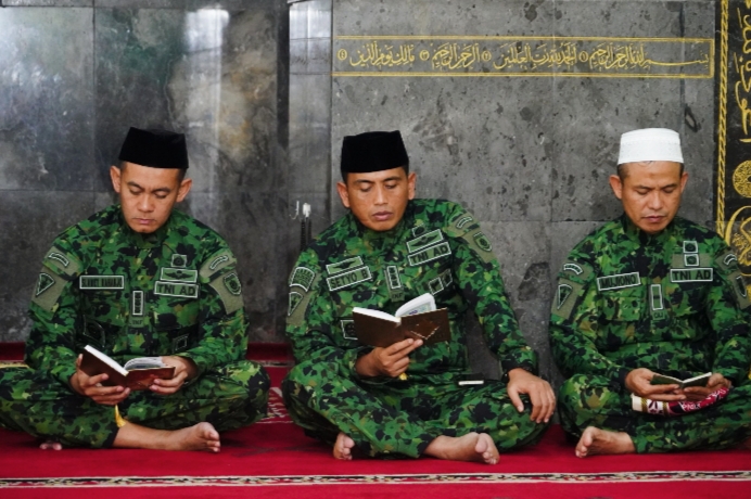 Tampak para pimpinan telah bersama sama membaca Ayat suci Al-Qur'an.