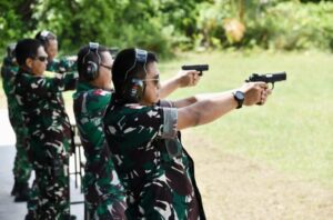 Instruktur militer memberikan materi teknik dasar menembak dan prosedur keamanan senjata api kepada prajurit Lanud RSA Natuna