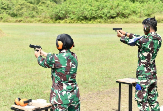 Personel TNI AU Lanud Raden Sadjad Natuna mengasah ketepatan sasaran dalam latihan menembak pistol untuk menjaga profesionalisme di wilayah perbatasan NKRI