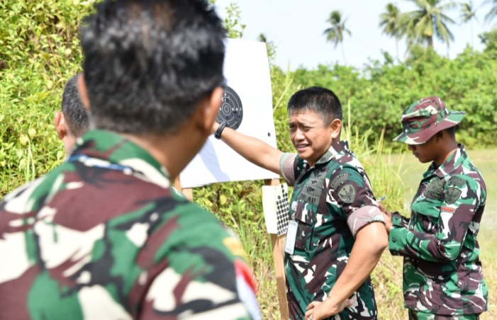 Kepala Dinas Operasi Lanud RSA Natuna Kolonel Pnb Dion Aridito memberikan arahan langsung kepada personel Satpomau dan Intelijen saat latihan menembak di Pasopati Shooting Range