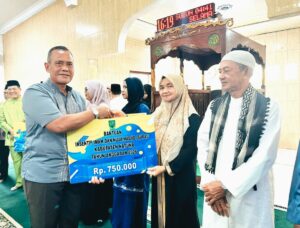 (Danlanud RSA diwakili Dansathanlan): "Dansathanlan Mayor Pom Aep Rahmat mewakili Danlanud RSA Onesmus Gede Rai Aryadi ketika memberikan bantuan di Safari Ramadhan Natuna"