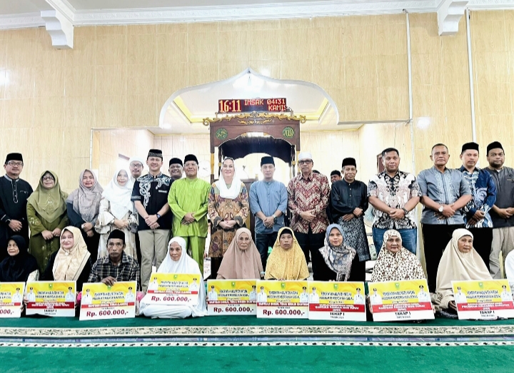 Bupati Natuna Cen Sui Lan menyerahkan bantuan insentif kepada guru ngaji dan marbot di Masjid Al Muqaddimah