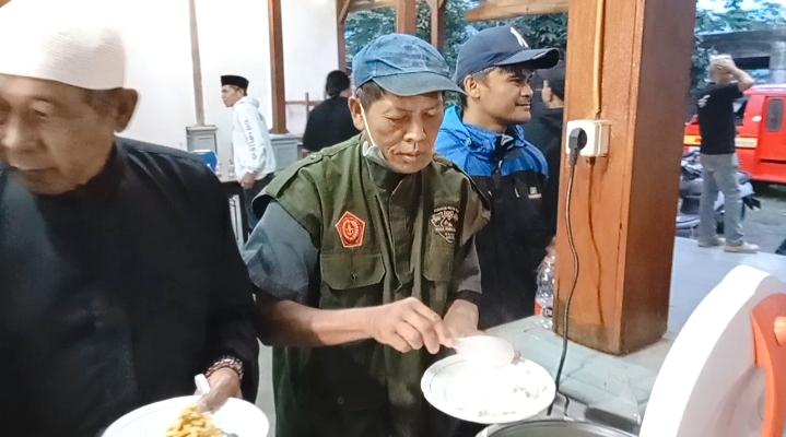 Ketua IPSI Kota Batu yang juga sebagai Kepala Sekolah SMK Bhineka Tunggal Ika Indonesia ketika menikmati menu Bukber Ramadhan.