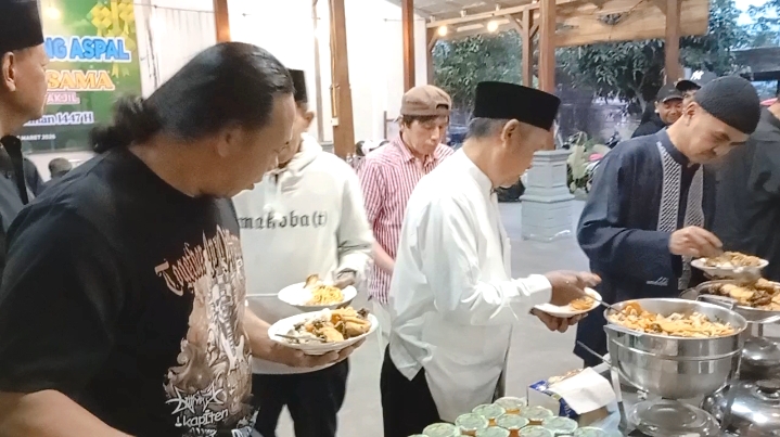 Suasana berbuka puasa ramadhan bersama sama, tampak tokoh masyarakat dan tokoh peduli lingkungan ketika mengambil menu berbuka puasa.