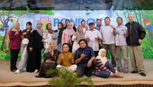 Karyawan Aktif bersama sebagian alumni didalam acara Reuninya yang perdana di Hotel Pondok Jatim Park.