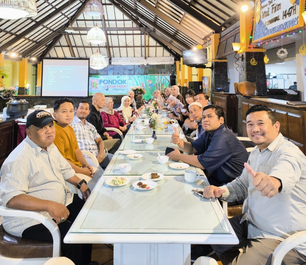 Suasana keakraban terlihat tatkalah saling menanyakan dan bercanda bersuka cita bersama