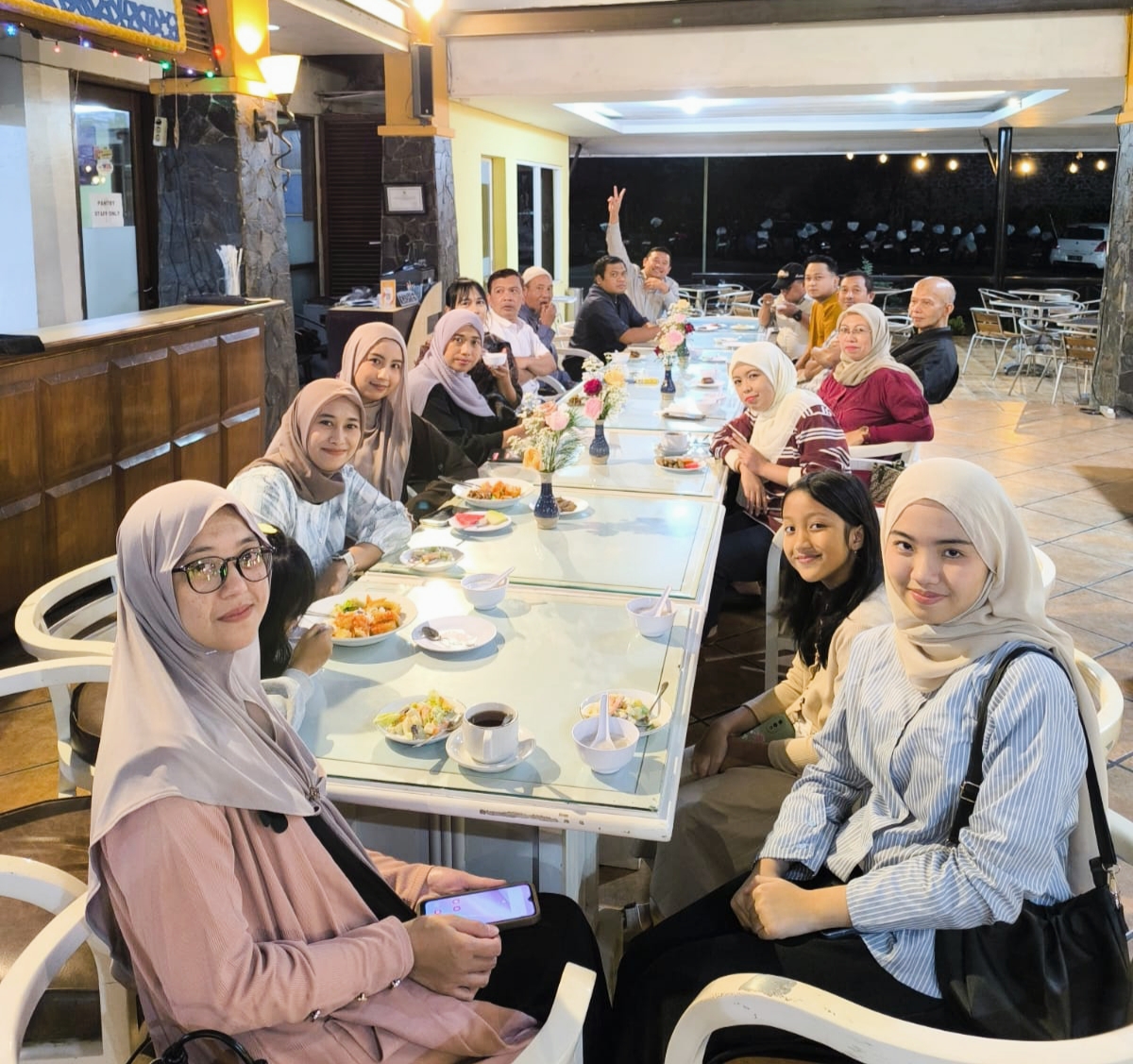 Tampak bersuka cita bersama sama para alumni dan karyawan aktif sambil menikmati menu berbuka puasa bersama sama. 