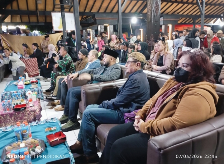 Tampak Wakil Wali Kota Batu, Anggota DPRD Batu, Camat Batu, Danramil Batu, Lurah Ngaglik bersama istri dengan antusias menikmati pertunjukan Patrol fest 2026.