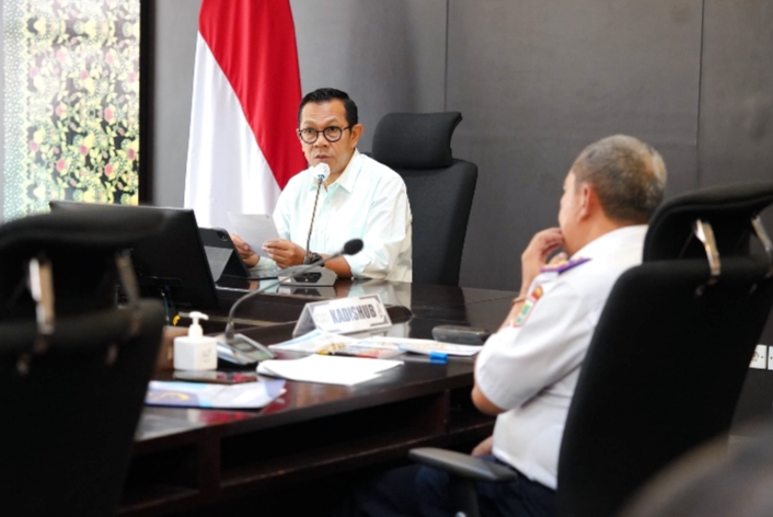 Wali Kota Batu, Nurochman ketika berdiskusi dengan Kadishub Kota Batu