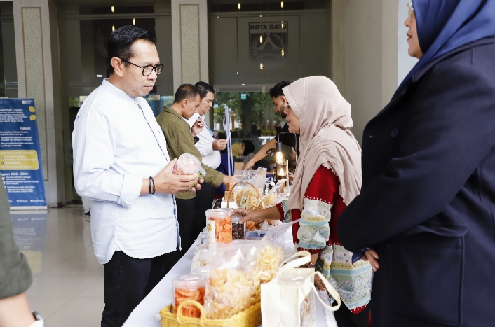 Wali Kota Batu, Nurochman ketika meninjau produk UMKM dan berinteraksi kepada pedagangnya. 