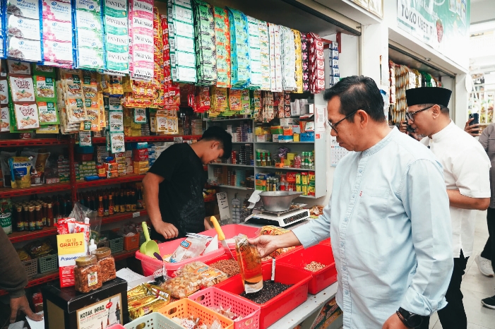 Wali Kota Batu, Nurochman didampingi oleh Kadiskumperindag Ketika di Pasar Among Tani Kota Batu. 