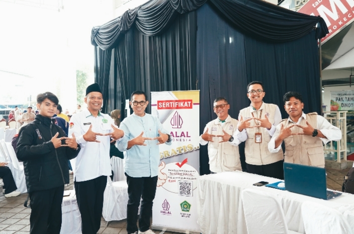 Wali Kota Batu, bersama perwakilan Depag Kota Batu serta dinas terkait ketika berada di area pasar among Tani Kota Batu. 
