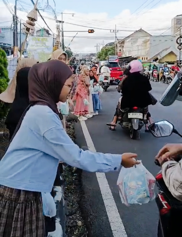 Siswa-Siswi SD Negeri Bulukerto 03 ketika berbagi takjil di area Rest area dengan sangat antusiasnya. 