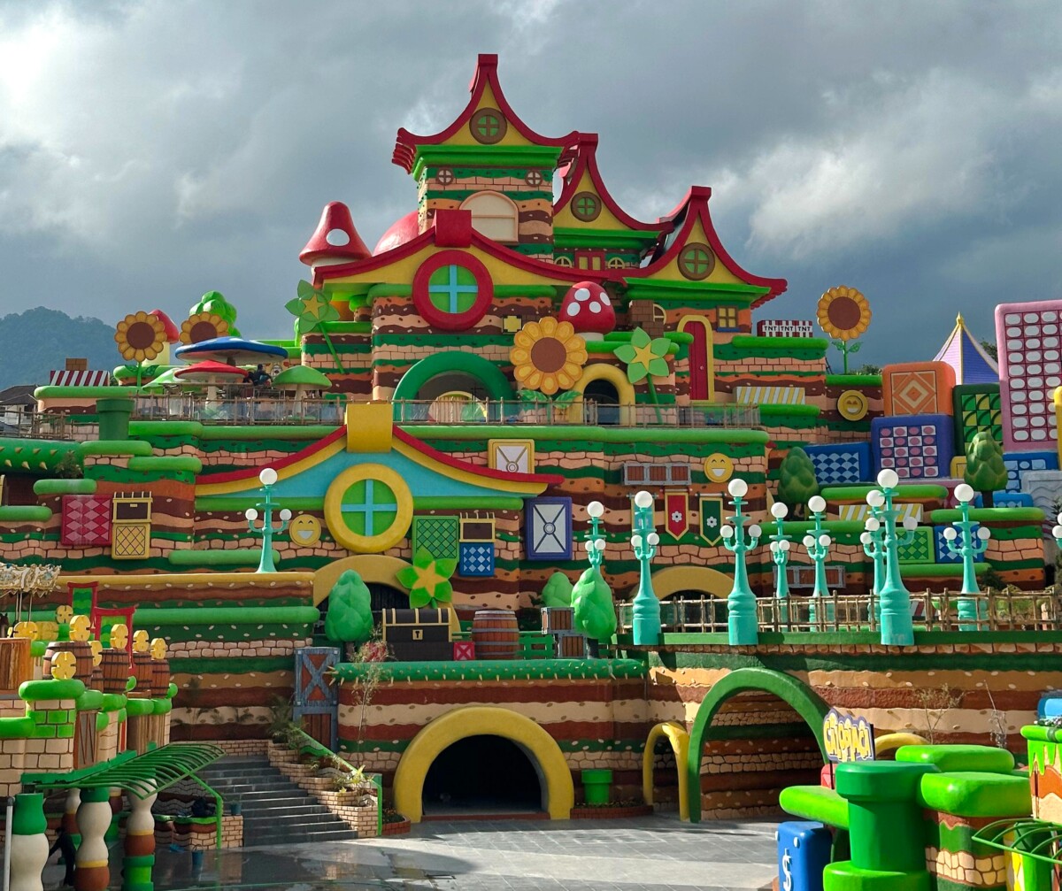 Salah satu iKON yang menarik rumah jamur dengan warna pelangi. 