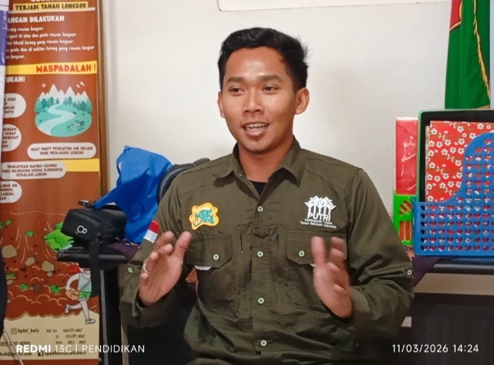 Sebagai Operasional Manajer, Panji memaparkan destinasi wisata Mikutopia ketika Konferensi pers. 
