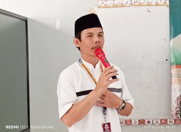 Kepala Sekolah SD Negeri Bulukerto 03 ketika memberikan sambutan sambutanya di acara camp Ramadhan. 