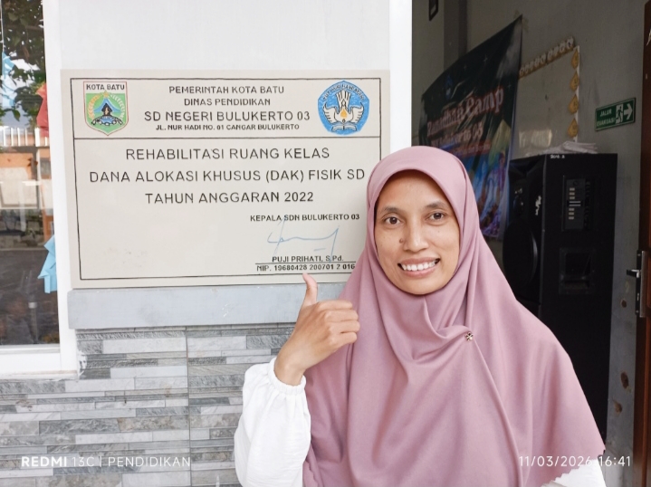 Wali kelas 1 SD Negeri Bulukerto 03 Batu di acara puncak Camp Ramadhan 2026.