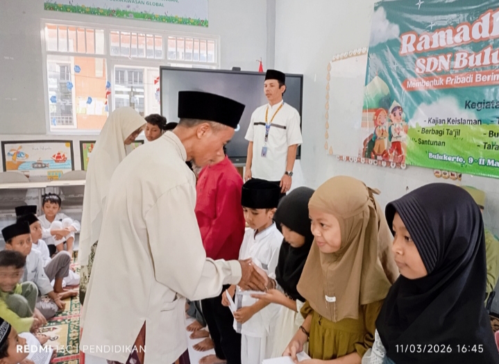 Pengawas dan Ketua Komite Sekolah ketika memberikan santunan kepada anak anak yang membutuhkan. 