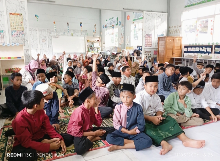 Kegiatan setelah berbagi takjil berlanjut berkumpul di kelas untuk kegiatan selanjutnya. 