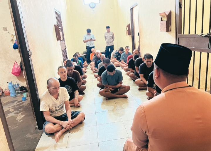 Ustad ketika memberikan pencerahan Rohini kepada para napi 