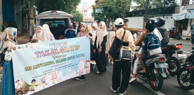 Serangkaian kegiatan berbagi tak jil oleh sebagaian guru dan siswa siswi MI Miftahul Ulum Batu