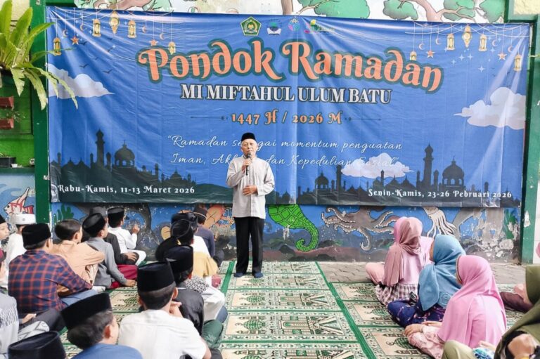 Kepala Sekolah MI Miftahul Ulum ketika memberikan pencerahan kepada anak didik dalam kegiatan pondok ramadhan 2026.