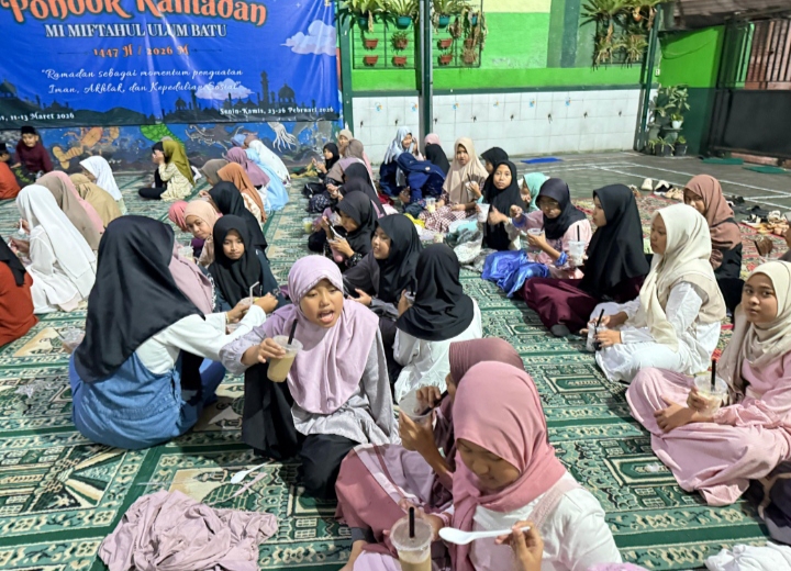 Tampak dengan antusias siswa-siswi berbuka bersama sama. 
