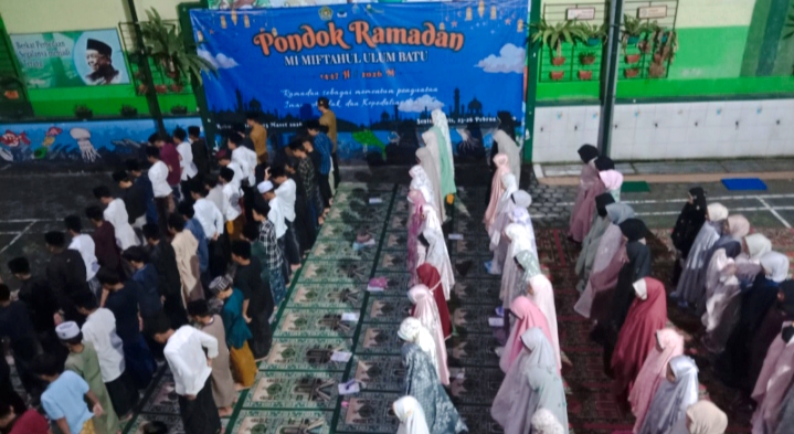 Para siswa siswi mengikuti sholat tarawih bersama sama di pondok Ramadhan 2026
