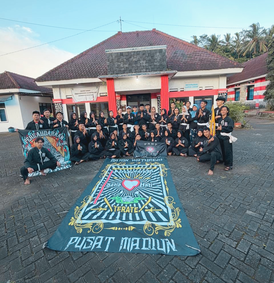 Dengan antusias warga Ngantang Raya ketika selesai berbagi takjil