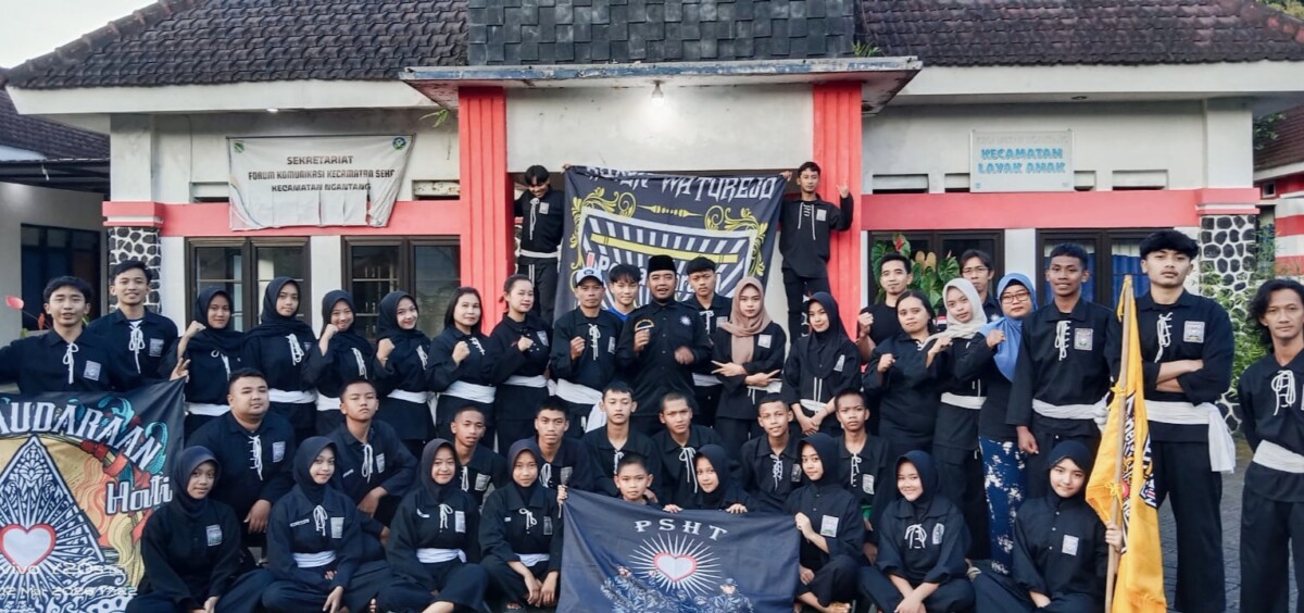 Foto bersama ketika selesai acara berbagi takjil diarea pendopo Kecamatan Ngantang. 