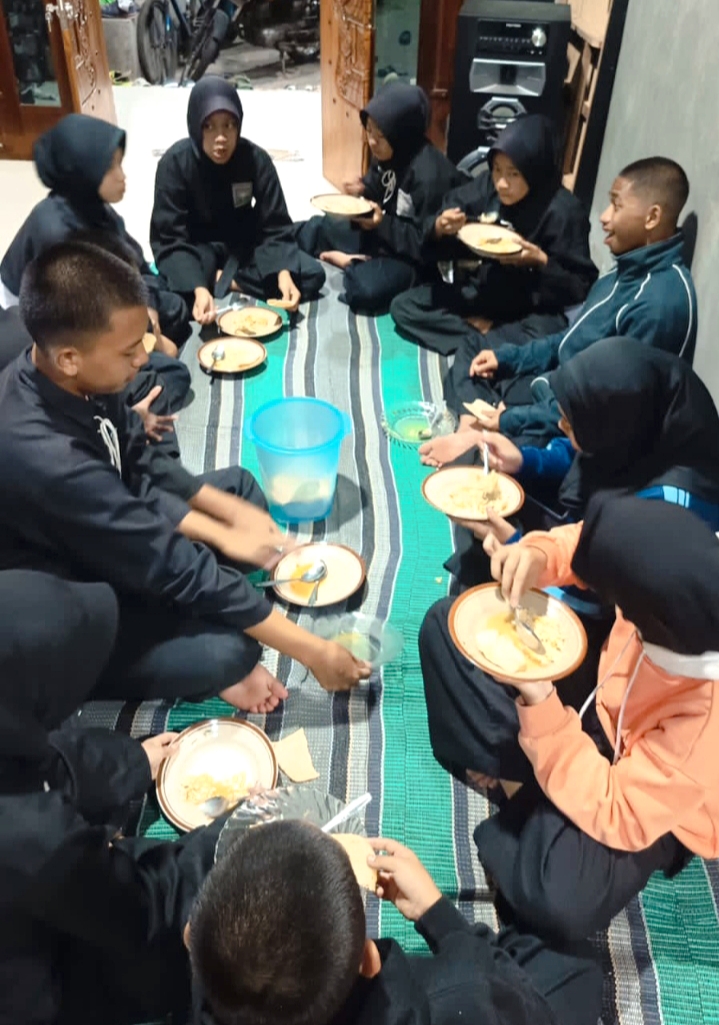 Dengan antusias warga dan siswa berbuka bersama sama 