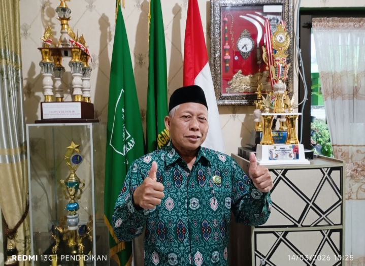 Kepala Sekolah MI Miftahul Ulum, Suparsi ketika berada di ruang kepala sekolah disela sela kegiatan baksos. 