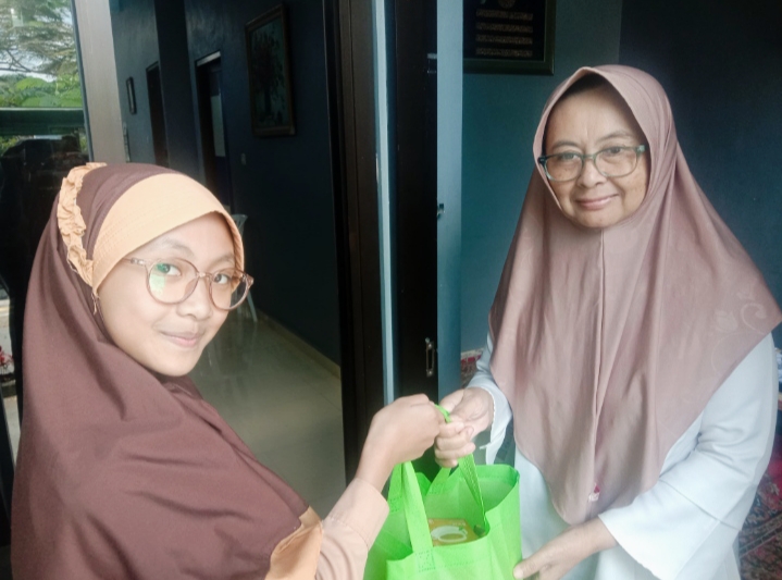 Siswi Kelas 6 bertandang langsung kerumah warga masyarakat sekitar memberikan bantuan paket sembako