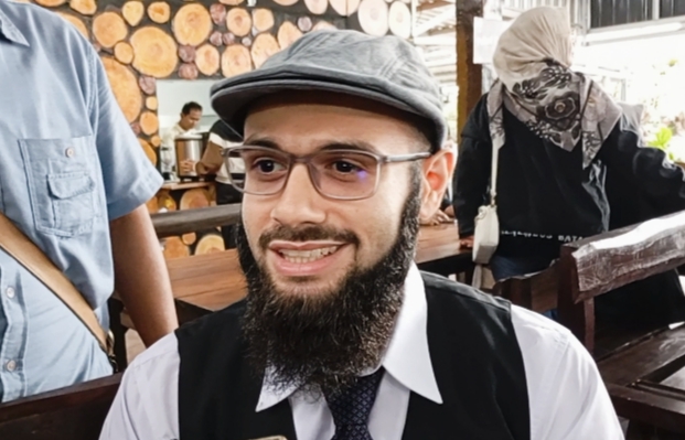 Andrea Gaetano La Martina penyandang tunarungu menceritakan pengalaman yang dan suka citanya dalam berbagi takjil dan berbuka bersama sama. 