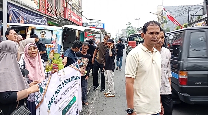 Berkah Rangkul, dan Inklusi Kota Batu antusias berbagi takjil didepan KCP Bank Mandiri Batu. 