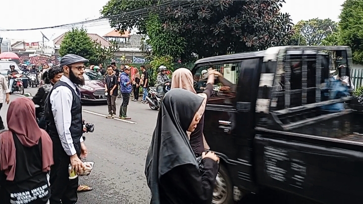 Tampak anggota inklusi yang lainya juga semangat suka cita ikut membagikan takjil kepada pengguna jalan. 