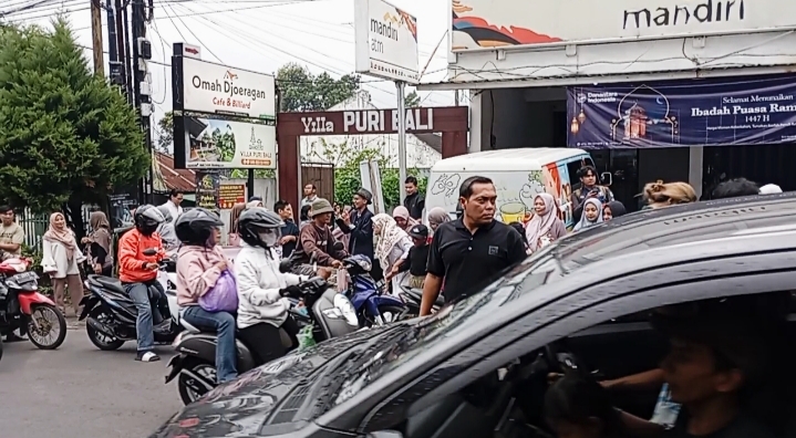 Selain berbagi takjil, crew Berkah Rangkul dengan suka cita membantu mengatur lalu lintas untuk menerima takjil yang sudah disiapkan. 