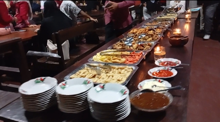 Berbagai menu berbuka puasa yang disediakan oleh Berkah Rangkul. 