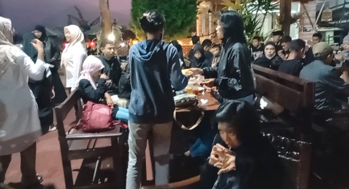 Tampak dengan nuansa kekeluargaan ketika berkumpul bersama dalam acara buka puasa 