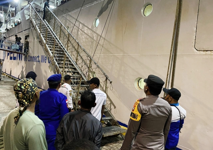 Petugas ketika siap siaga arus mudik pada dini hari di pelabuhan natuna