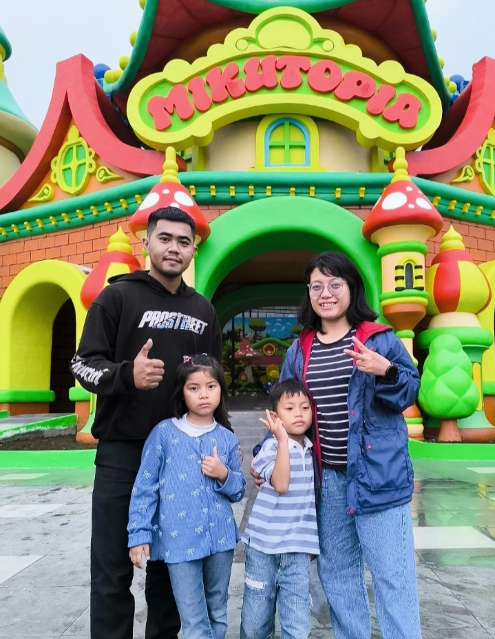 Wisatawan dari Kota Sidoarjo, Buyung sekeluarga ketika berada di Mikutopia Kota Batu. 