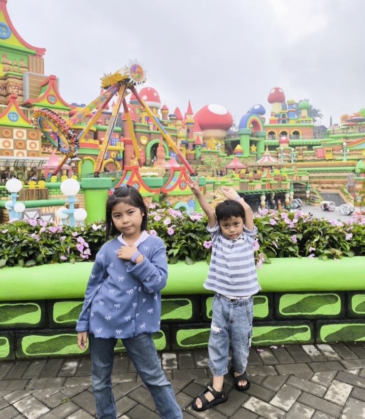 Kedua Putra Putri Bapak Buyung dan IBu Fani ketika diarea Mikutopia. 
