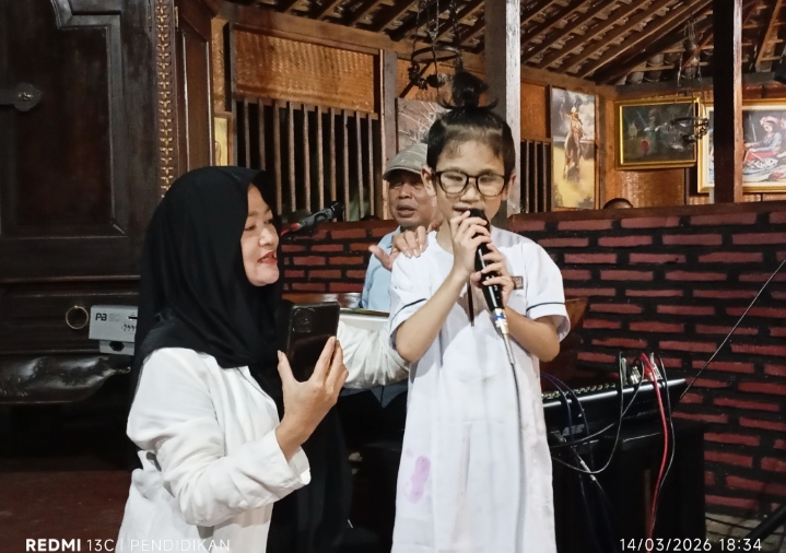 Kenzi didampingi oleh Ibundanya ketika menyuguhkan beberapa lagu lagunya. 