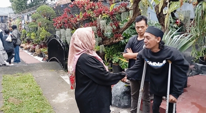 Kelompok Power of Disability yang diwakili oleh Gatot ( Bemo ) ketika berjabat tangan dengan salah satu pengunjung Berkah Rangkul. 