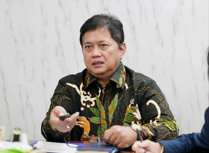 Wakil Menteri Transmigrasi Viva Yoga Mauladi saat membahas program magang warga transmigrasi ke Jepang di Kantor Kementrans, Kalibata, Maret 2026.
