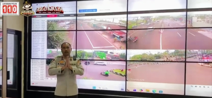 Kasi Humas Polres Batu,Iptu M. Huda Rohman ketika berada di Posko center memaparkan pemantauan Lalu lintas dari CCTV. 