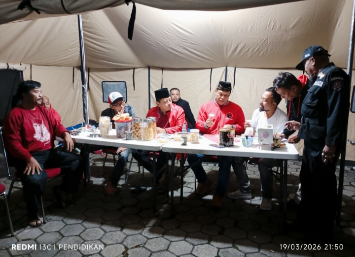 Ketua DPC PDI Perjuangan, Sekretaris beserta jajaran staff dan satgas ketika beraktivitas di Posko Gotong Royong PDI Perjuangan,Pelayanan Mudik 2026