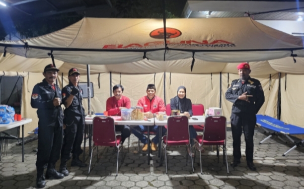 Anggota DPRD Provinsi Jawa Timur, Sekretaris DPC PDI Perjuangan Kota Batu dan Satgas, ketika di posko Gotong Royong, siap siaga pelayanan mudik dan wisatawan. 